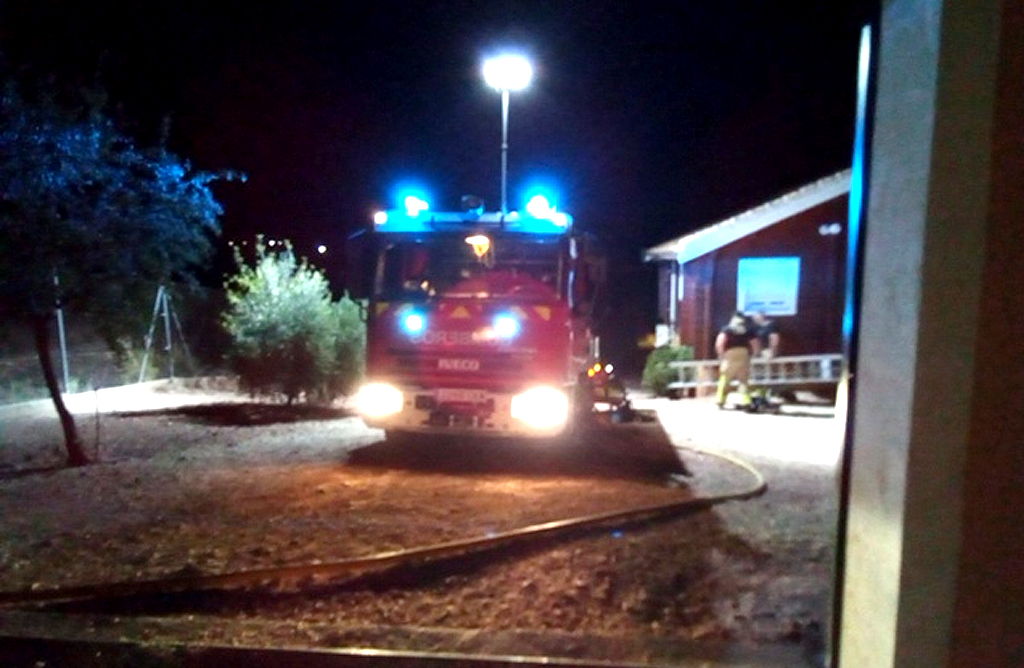 Atienden a dos personas afectadas por un incendio en el garaje de una vivienda en Aledo 